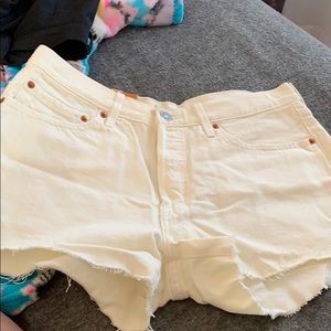 Never worn before Levi’s 501 off white shorts.